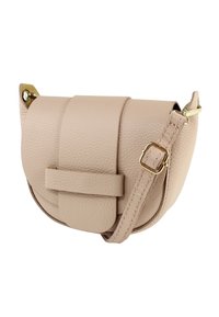 Beige leren crossbodytas met een gebogen vorm, voorzien van een klepsluiting, een riem met gouden accenten en een textuuropervlak.