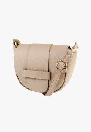 Beige leren crossbodytas met een gebogen vorm, voorzien van een klepsluiting, een riem met gouden accenten en een textuuropervlak.