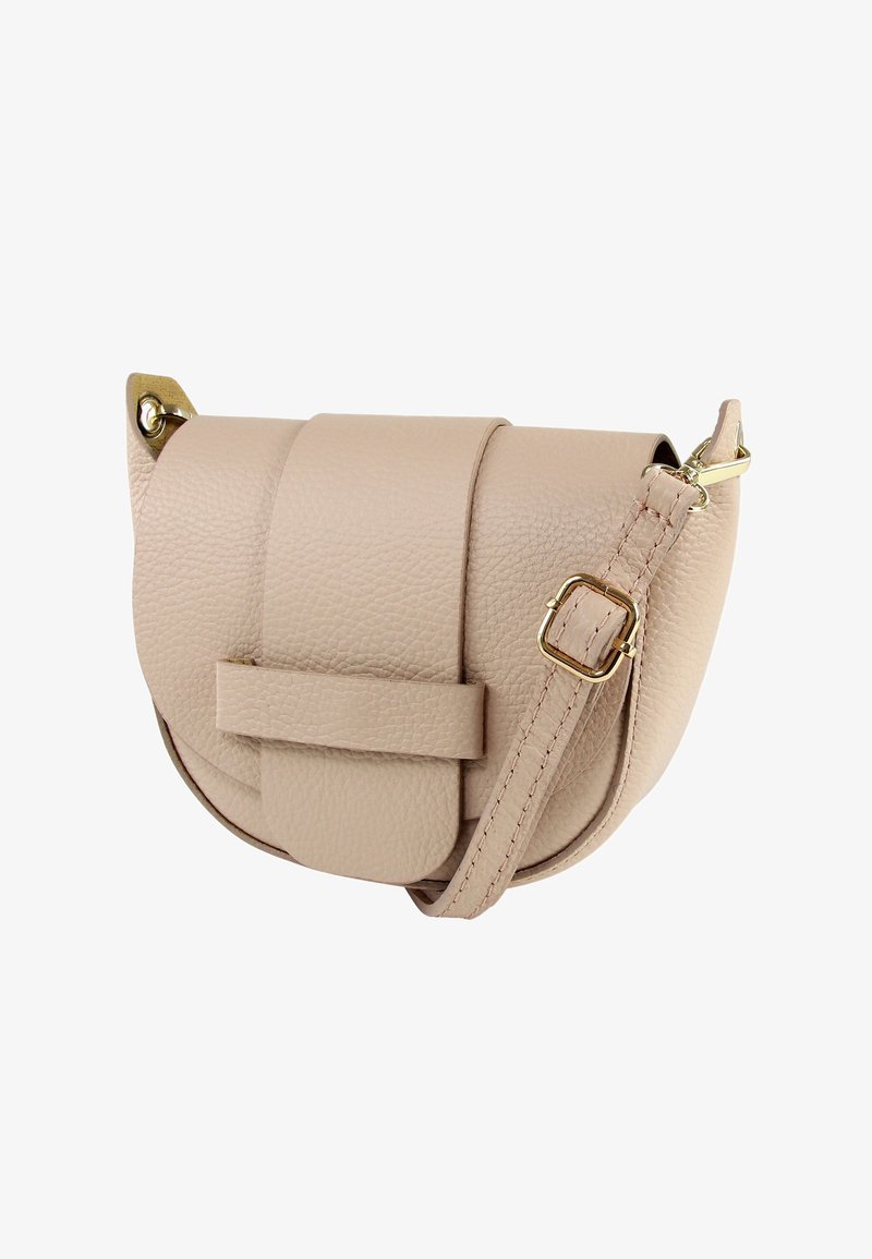 Beige leren crossbodytas met een gebogen vorm, voorzien van een klepsluiting, een riem met gouden accenten en een textuuropervlak.