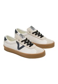 Sneaker mit einem Obermaterial aus beigem Wildleder, brauner Gummisohle, schwarzen Schnürsenkeln und einer blauen Lederakzent. Enthält ein weißes Logo-Label auf der Zunge.