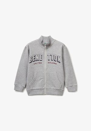 Grijze sweater met ritssluiting en hoge kraag, voorzien van zakken aan de voorkant en opvallende "BENETTON UNITED COLORS" tekst in marineblauw en rood. Gemaakt van katoenmix.