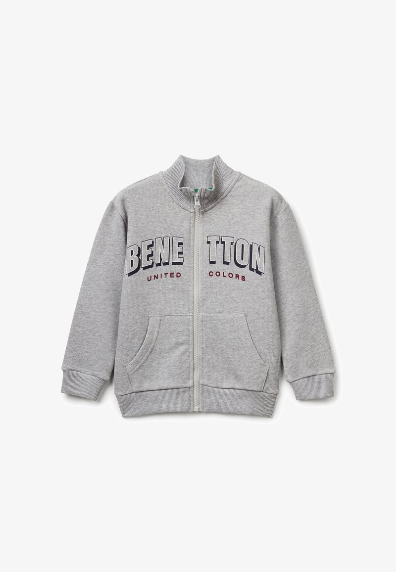 Sudadera gris con cremallera y cuello alto, con bolsillos delanteros y texto en negrita "BENETTON UNITED COLORS" en azul marino y rojo. Tejido de mezcla de algodón.