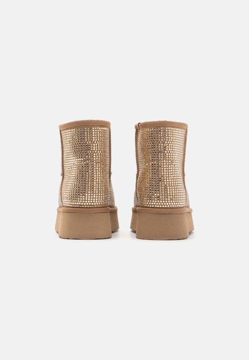 Braune Ankle Boots mit einem strukturierten, gewebten Obermaterial und einer soliden Gummisohle. Sie verfügen über eine abgerundete Zehenpartie und einen leichten Absatz.