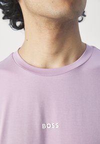BOSS TCHUP - Paprasti marškinėliai - light pastel purple