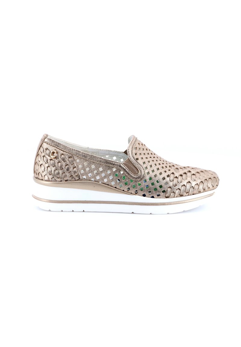 Scarpa slip-on di colore dorato metallico, realizzata in materiale perforato. Presenta una suola bianca e un piccolo dettaglio dorato sul lato.