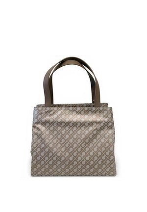 Bolso tote beige con patrón abstracto repetido y dos asas para el hombro de color marrón oscuro, mostrado sobre fondo blanco.