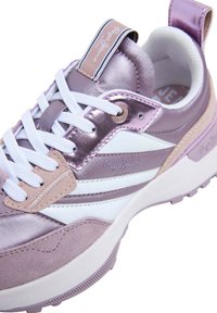 Ljubičaste i bijele tenisice s kombinacijom satena i antilopa, okruglim vezicama, toniranim detaljima i teksturiranom gumiranom potplatom.