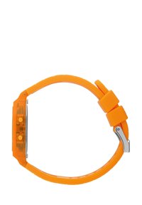 Reloj de pulsera de silicona naranja con una caja rectangular de plástico, herrajes plateados, dos botones de presión y una correa flexible.