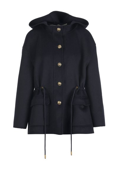 Giacca con cappuccio blu navy realizzata in un tessuto spesso, caratterizzata da bottoni color oro, coulisse in vita e due tasche frontali.