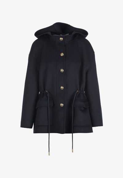 Giacca con cappuccio blu navy realizzata in un tessuto spesso, caratterizzata da bottoni color oro, coulisse in vita e due tasche frontali.