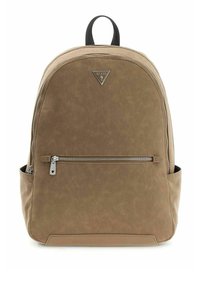 Sac à dos en simili cuir marron à texture lisse, forme arrondie, ferrures argentées, poche avant zippée et poignée supérieure noire.