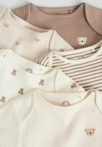 Bodysuits pour bébés en coton, en crème et en brun doux. Présentent une texture côtelée, des motifs d'ours en peluche et des rayures subtiles. Design à manches courtes.