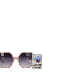 Gafas de sol rosas de gran tamaño con lentes oscuros de degradado. Etiqueta de protección UV adjunta, con una ilustración de edificios coloridos.