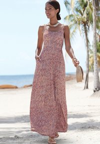Rochie lungă cu un model abstract roșu și alb, realizată dintr-un material ușor. Bretele subțiri și buzunare laterale, asortată cu o geantă împletită.