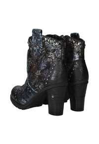 Bottes à hauteur de cheville avec talons carrés, cuir noir embossé de fleurs, tissu multicolore sombre et clous en argent autour des bords supérieurs et de la zone du talon.