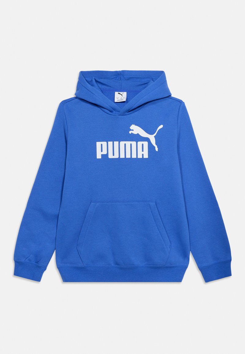 Μπλε φούτερ Puma με τσέπη τύπου pouch μπροστά και λευκό λογότυπο και κείμενο Puma στο στήθος, απλωμένο σε λευκό φόντο.