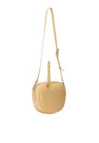 Borsa a spalla gialla, arrotondata, con una finitura liscia, cinturino regolabile e un accento in catena. Presenta una chiusura con zip e una tasca laterale.