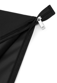 Czarny materiałowy woreczek ze srebrnym zamkiem błyskawicznym, o gładkiej fakturze i szerokim otwarciu, ukazujący wewnętrzną podszewkę.