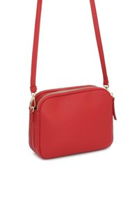 Czerwona torebka na ramię o gładkiej syntetycznej teksturze, zapięcie na zamek, dwie komory i odpinany pasek na ramię. W zestawie akcenty w kolorze złotym.