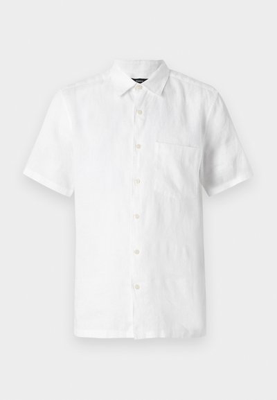 Camisa de linho branca de mangas curtas com colarinho de botão, bolso frontal e textura subtil, apresentando botões de cor clara.