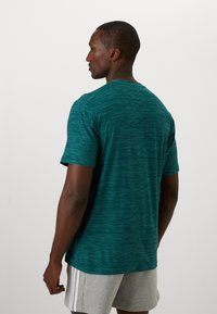 adidas Performance STRETCH - T-skjorte til trening - aurora ivy melange/black