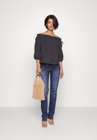 ONLY ONLTILLA THYRA OFF SHOULDER - Blusa - phantom