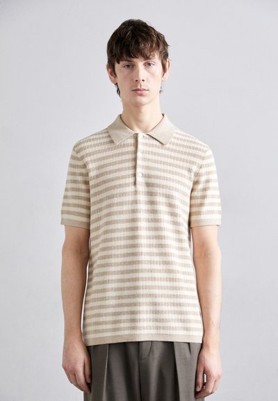 Polo shirt cu mânecă scurtă, în dungi bej, cu guler și o deschidere cu trei butoane, având un model de țesătură texturată.