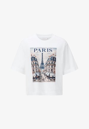Balta medvilninė trumpa rankovė marškinėliai su priekinio spausdinimo Paryžiaus gatvės scena, kurioje pavaizduota Eifelio bokštas, apvėrta pastelinių spalvų kontūrais.