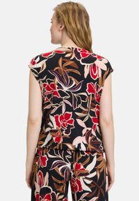 Betty Barclay CASUAL IM LAYER LOOK - T-Shirt print - schwarz rot