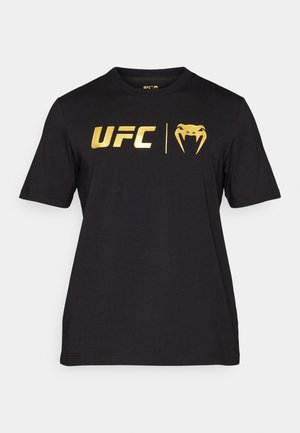 Tricou scurt cu mânecă neagră, din bumbac, cu logo-ul UFC aurit și grafică cu șarpe pe față. Gât rotund și croială standard.