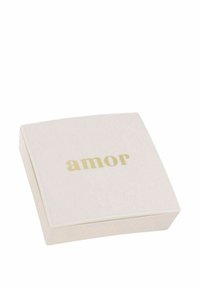 Różowy prostokątny pudełko o gładkiej fakturze, z napisem "amor" w złotej literze na górze. Prosty, elegancki design.