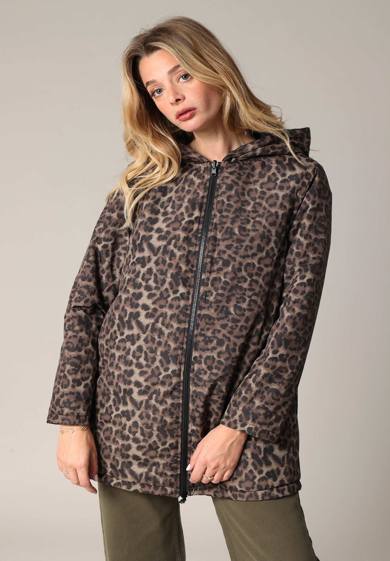 Veste à capuche en imprimé léopard avec fermeture éclair à l'avant, fabriquée en tissu doux ; présente des manches longues et une coupe ample.