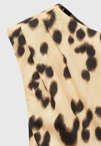 Top bez rukávov z jemnej béžovej látky s čiernym leopardím vzorom; obsahuje nabratie na pleciach pre textúru a dizajnový detail.