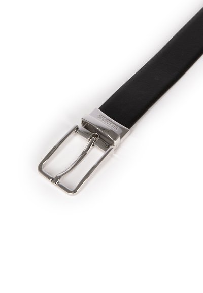 Ceinture en cuir noir avec une boucle en métal argenté brillant, présentant un design rectangulaire et une texture lisse. Simple, sans motifs ni accents.
