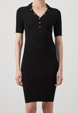 Robe noire côtelée à manches courtes avec un col et six boutons argentés le long du col en V et de la patte de boutonnage devant, cintrée à la taille.