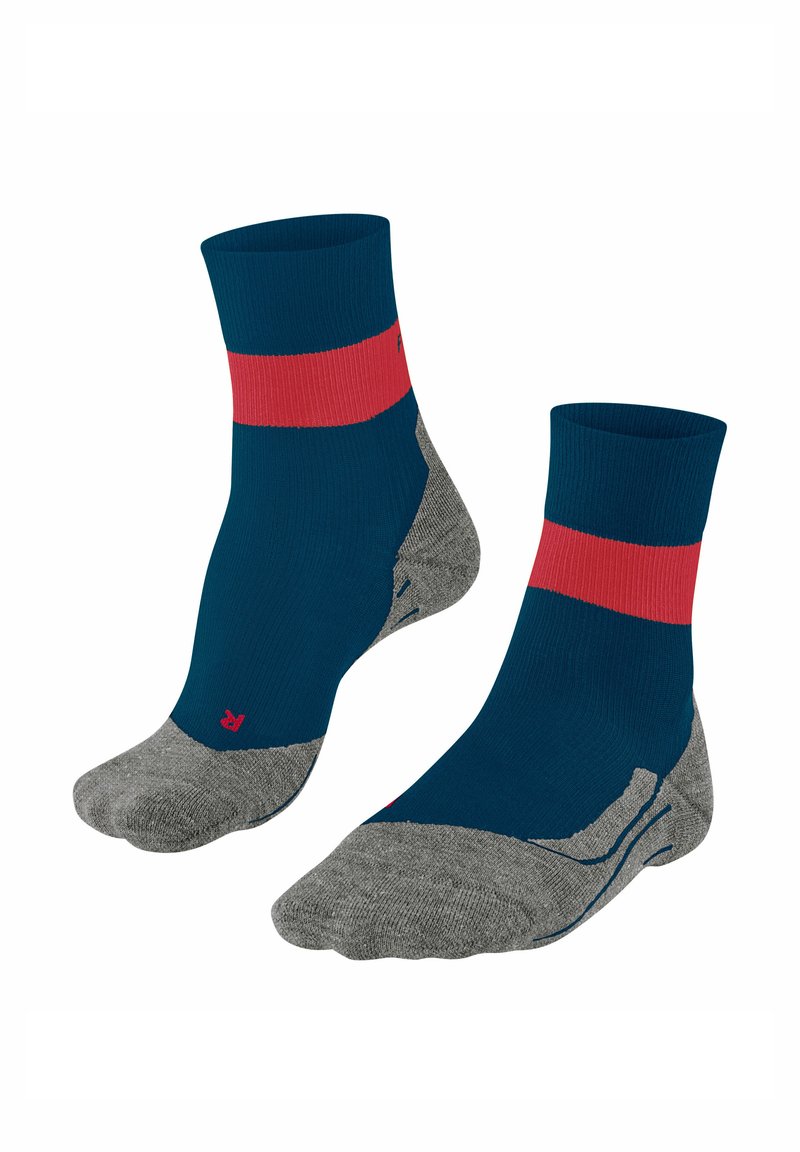 Blaue Knöchelsocken mit einem roten Streifen, ausgestattet mit einer grauen Ferse und Zehenkappe. Strukturierter Stoff mit geripptem Bündchen und verstärktem Zehenbereich.