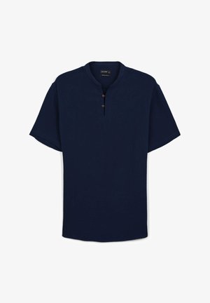 Navyblaues kurzärmliges Hemd mit Stehkragen, Drei-Knopf-Leiste und einem weichen Textilstoff. Gerader Saum und lockere Passform.