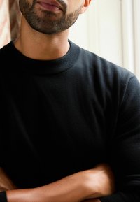 Next REGULAR FIT - Pulóver - black