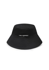 Cappello a secchiello nero realizzato in tessuto resistente. Presenta una visiera ampia e righe verticali. Mostra il logo "KARL LAGERFELD" in bianco.