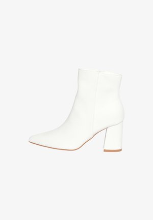 Stivaletto in pelle bianca con punta affusolata, zip laterale e tacco a blocco con suola color tan.