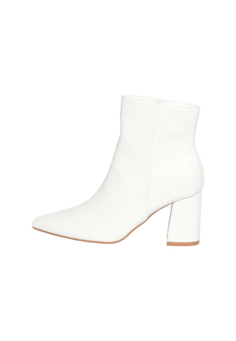 Stivaletto in pelle bianca con punta affusolata, zip laterale e tacco a blocco con suola color tan.