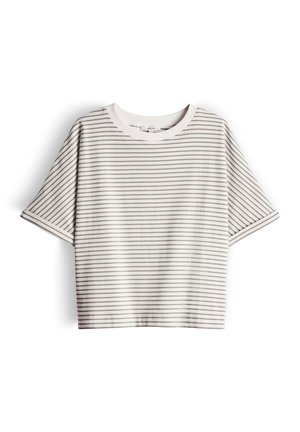 Wit T-shirt met korte mouwen, dunne horizontale grijze strepen en een ronde hals, weergegeven op een witte achtergrond.