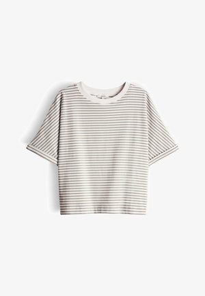 Wit T-shirt met korte mouwen, dunne horizontale grijze strepen en een ronde hals, weergegeven op een witte achtergrond.