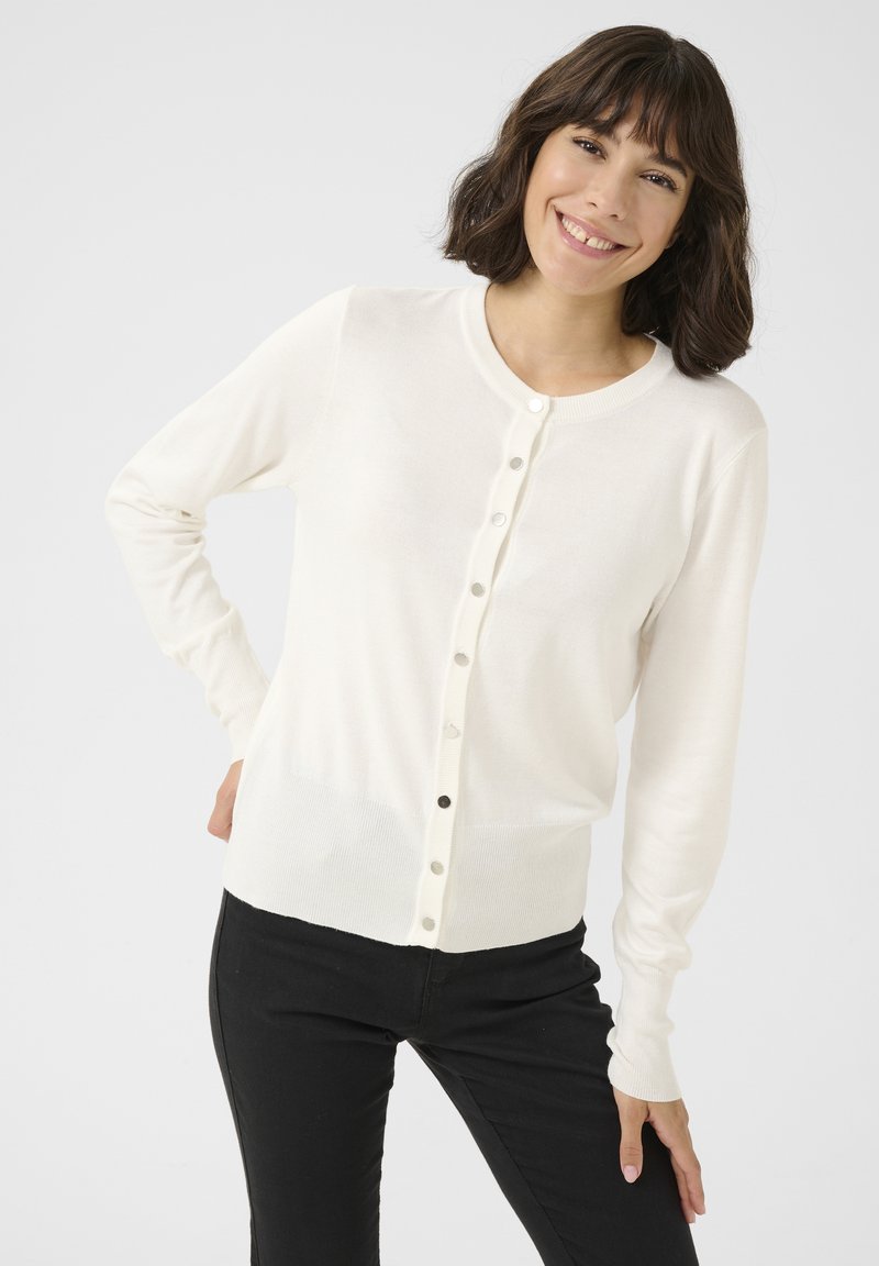 Witte cardigan met lange mouwen, ronde hals en knoopsluiting aan de voorkant; gladde textuur en aangesloten ontwerp met zwarte accenten op de knopen.