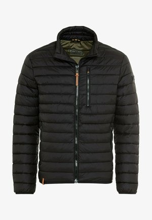 Zwarte pufferjack met horizontale stiknaad, staande kraag, ritssluiting aan de voorkant en een ritszak op de borst. Gemaakt van gerecyclede materialen.