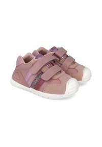 Sneakers rosa per bambini con due cinturini in velcro, un mix di pelle liscia e texturizzata, e una striscia di accentuazione glitterata. Suola in gomma bianca.