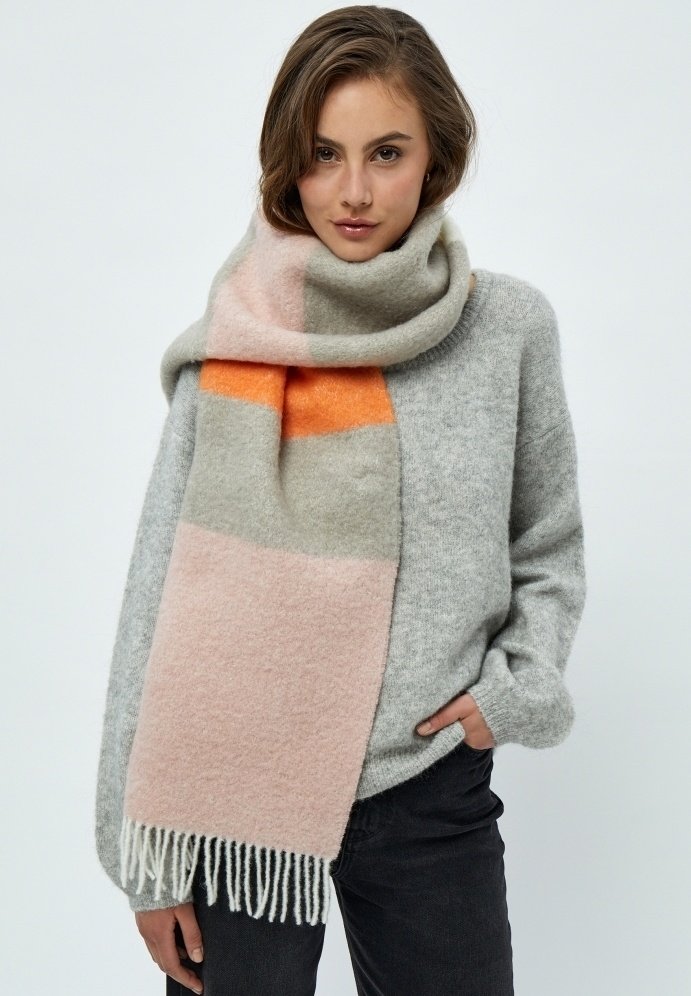 Pehme wool sall halli, roosa ja oranži tooni, millel on värviline plokkdisain ja frantsiääred. Kanti kaela ümber.