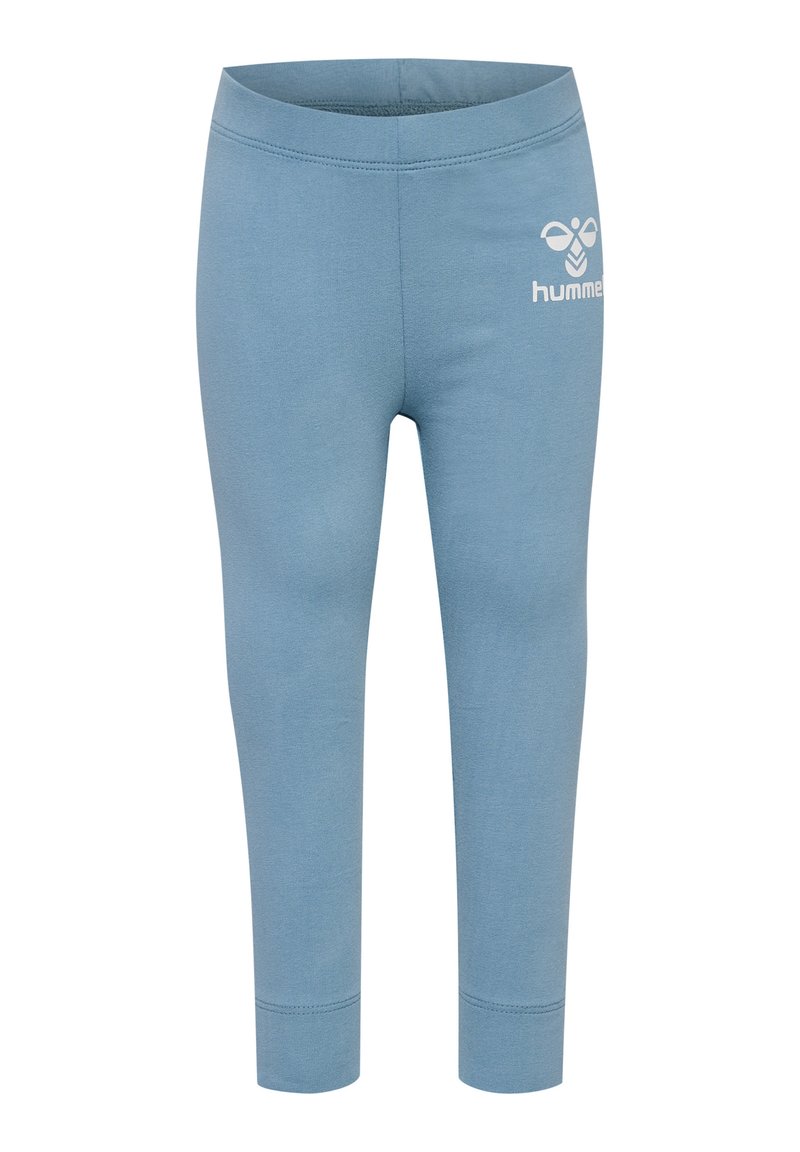 Helle blaue Leggings aus dehnbarem Stoff, mit einer glatten Textur und einem elastischen Bund, mit einem weißen Logo auf der Seite aufgedruckt.