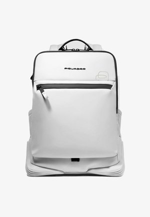 Mochila blanca con herrajes negros, con un bolsillo frontal con cremallera, textura suave y diseño minimalista. Logo visible en la parte frontal.