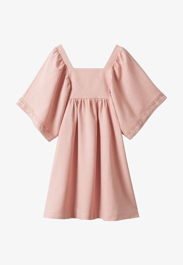 Robe rose pastel avec encolure carrée, larges manches bouffantes ornées de dentelle, et taille froncée pour une coupe ample.